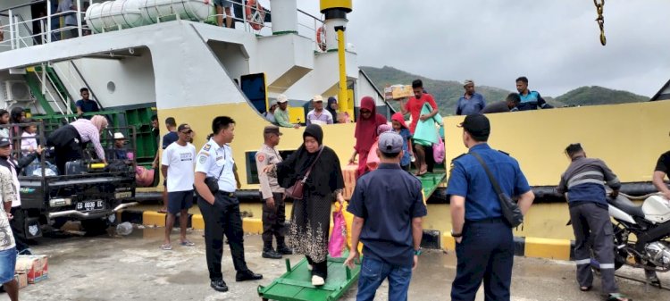 KP3 Laut Laksanakan Pengamanan Kapal Penumpang di Pelabuhan Laut Kelas II Reo