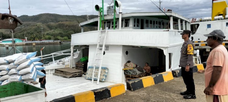 KP3 Laut Pelabuhan Reo Amankan Aktivitas Bongkar Muat di Pelabuhan Laut Kelas II Reo