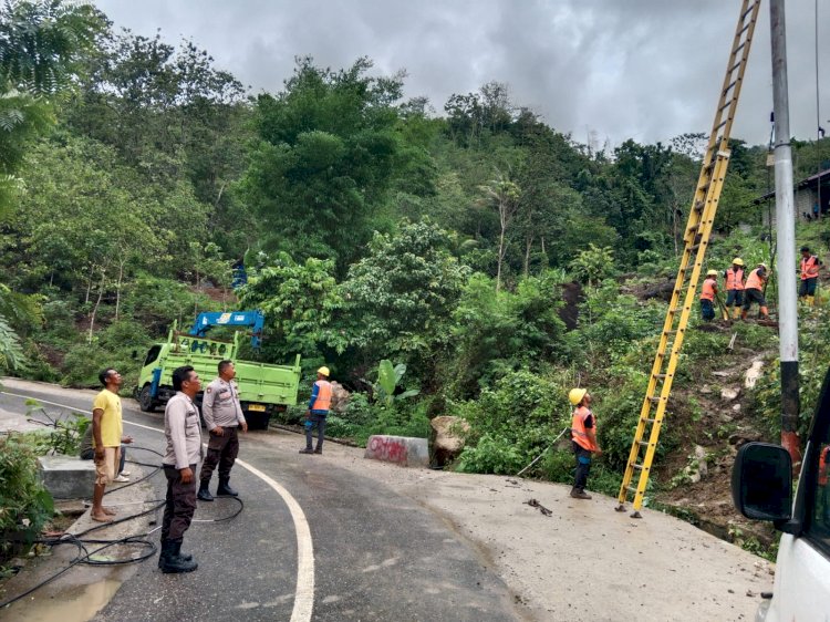 Bhabinkamtibmas Kec. Reok Laksanakan Pengamanan Pemasangan Kembali Tiang Listrik yang Tumbang di Kampung Codong