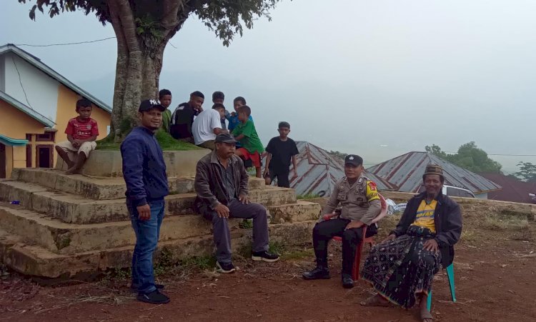 Patroli dan Sambang, Bripka Yoni Tandungan Jaga Stabilitas Kamtibmas di Desa Pong Leko