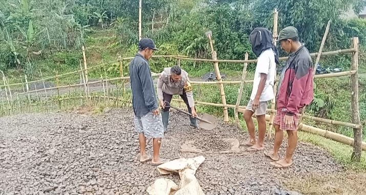 Bhabinkamtibmas Kecamatan Ruteng Laksanakan Patroli dan Sambang, Ikut Partisipasi dalam Pembangunan Jalan