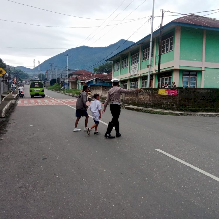 Sat Lantas Polres Manggarai Laksanakan Pengamanan dan Pengaturan Lalu Lintas, tingkatkan kesadaran Berlalu Lintas.