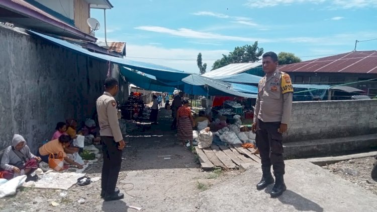 Bhabinkamtibmas Satarmese Barat Laksanakan Patroli dan Sambang di Pasar Tradisional Narang