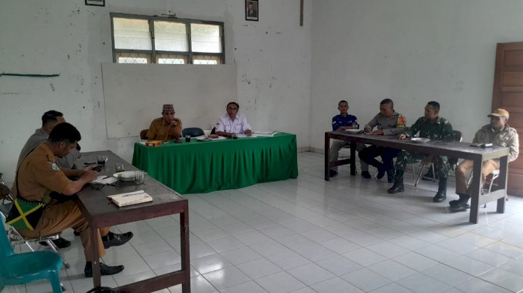 Bhabinkamtibmas Laksanakan Sosialisasi dan Edukasi Dalam Rapat Minilok BKKBN/P2KB Tingkat Kecamatan Rahong Utara