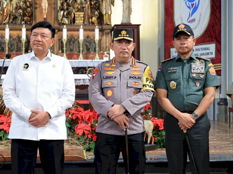 Misa Malam Natal Menkopolkam-Kapolri Sambangi Gereja Katedral Jakarta