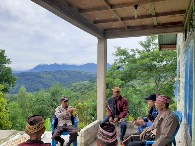 Bhabinkamtibmas Aipda Ridwan N. Luhalu Berikan Himbauan Kamtibmas di Desa Golo Langkok, Kecamatan Rahong Utara