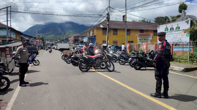 Personil Pos Pelayanan Safari Laksanakan Pengamanan dan Pamturlalin Ibadah Natal Pemuda di Gereja GMIT Immanuel Ruteng