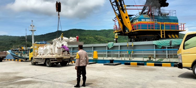 KP3 Laut Reo Gelar Pengamanan Aktivitas Bongkar Muat di Pelabuhan Laut Kelas II Reo