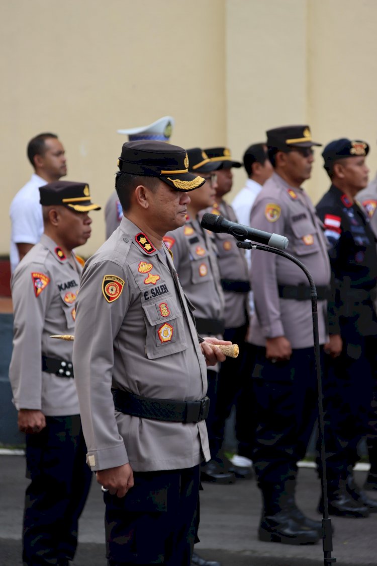 Tradisi Siraman Air Kembang Warnai Upacara Korps Raport Kenaikan Pangkat Personil Polres Manggarai dan Brimob Kompi 2 Yon B Pelopor