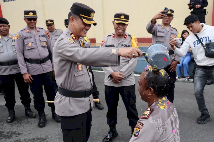 Tradisi Siraman Air Kembang Warnai Upacara Korps Raport Kenaikan Pangkat Personil Polres Manggarai dan Brimob Kompi 2 Yon B Pelopor