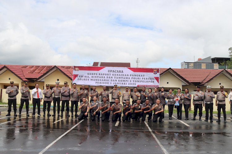 Tradisi Siraman Air Kembang Warnai Upacara Korps Raport Kenaikan Pangkat Personil Polres Manggarai dan Brimob Kompi 2 Yon B Pelopor