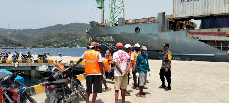 KP3 Laut Pelabuhan Reo Amankan Aktivitas Bongkar Muat di Pelabuhan Kelas II Reo