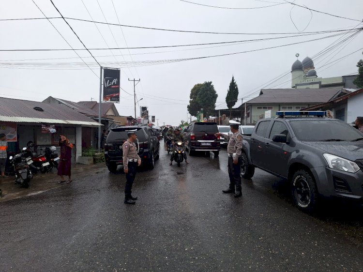 Satlantas Polres Manggarai Laksanakan Pengamanan Lalu Lintas Saat Sholat Jumat di Depan Masjid Baiturahman Kumba