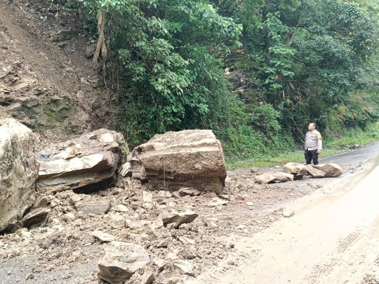 Bhabinkamtibmas dan Babinsa Pantau Lokasi Longsor di Kecamatan Cibal