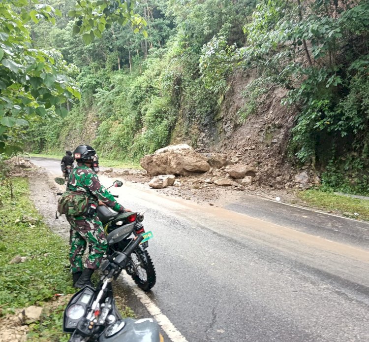 Bhabinkamtibmas dan Babinsa Pantau Lokasi Longsor di Kecamatan Cibal