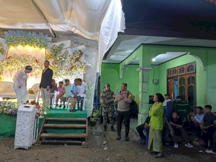 Bhabinkamtibmas dan Babinsa Amankan Kegiatan Syukuran Pernikahan di Desa Riung, Manggarai