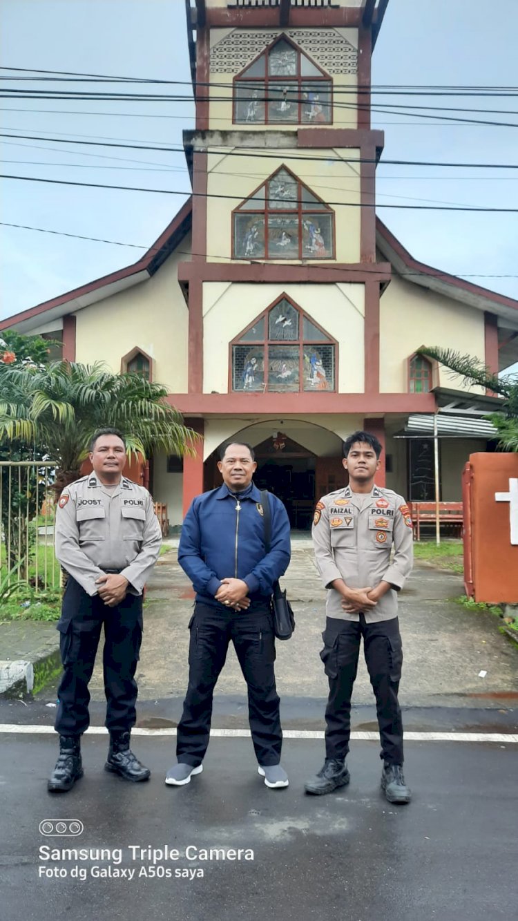 Personil Polres Manggarai Amankan Ibadah Minggu di Gereja-Gereja Kota Ruteng