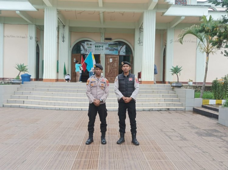 Personil Polres Manggarai Amankan Ibadah Minggu di Gereja-Gereja Kota Ruteng