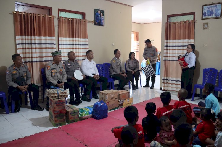 Polres Manggarai Bagikan Bantuan Sosial ke Dua Panti Asuhan di Langke Rembong untuk Rayakan Natal