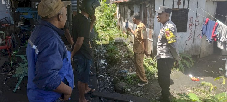 Bhabinkamtibmas dan Pegawai Kelurahan Pau Sambangi Warga Terdampak Banjir