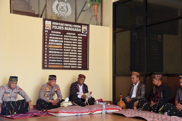 Polres Manggarai Gelar Ritual Adat Teing Hang, Wujud Syukur dan Permohonan Berkat Tahun Baru