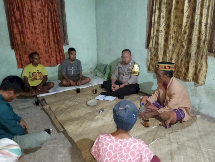 Bripka Albertus Rahmat Bhabinkamtibmas Kec. Cibal Berhasil Mediasi Konflik Rumah Tangga di Desa Riung