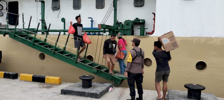 KP3 Laut Pelabuhan Reo Laksanakan Pengamanan Kedatangan dan Keberangkatan KM Sabuk Nusantara 49