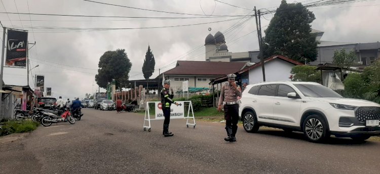 Sholat Jumat di Masjid Baiturahman, Satlantas Polres Manggarai Gelar Pengamanan Lalu Lintas