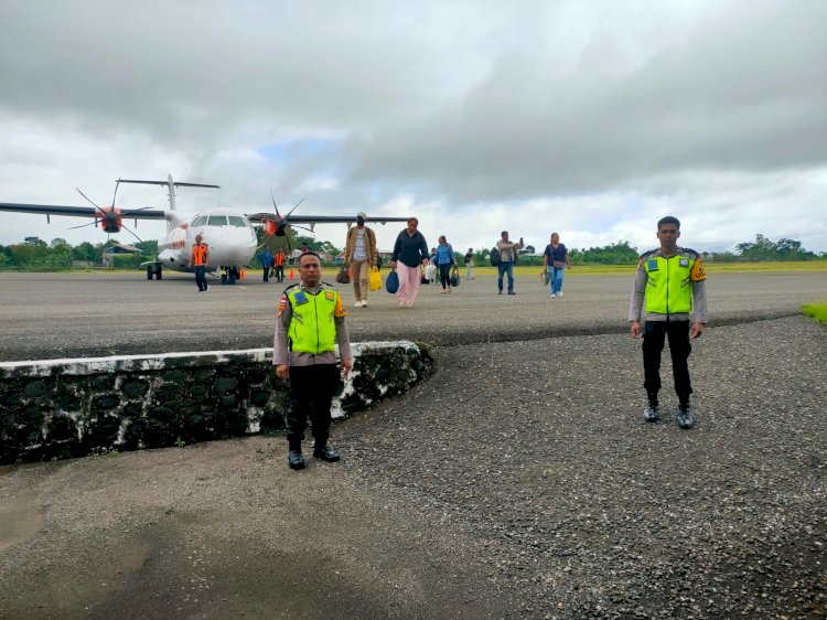 KP3 Udara Laksanakan Pengamanan pesawat yang tiba dan berangkat di Bandara Frans Sales Lega Ruteng