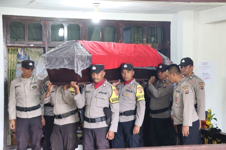 Polres Manggarai Gelar Upacara Pemakaman Kedinasan Polri Alm. Purn. AKP Simon Jeo