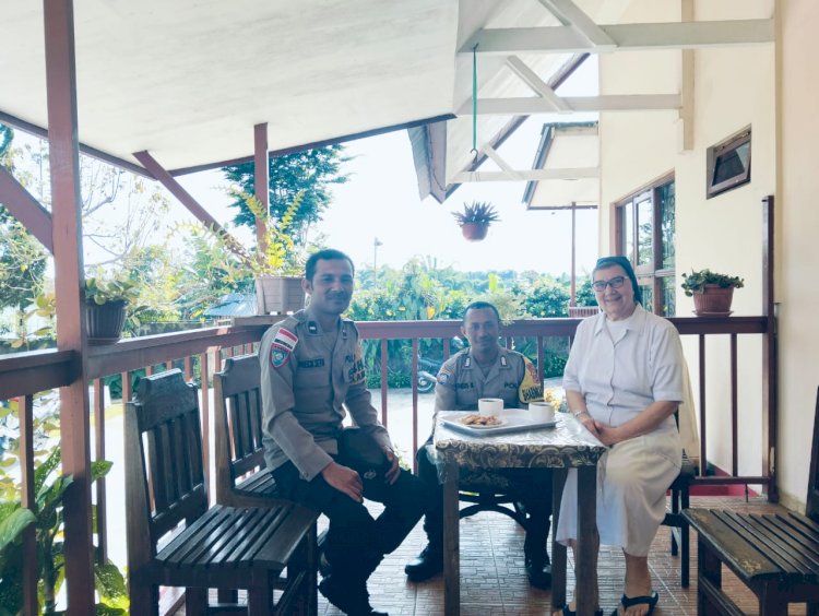 Bhabinkamtibmas Kecamatan Langke Rembong Jalin Silaturahmi dan Berikan Himbauan Kamtibmas di Biara Susteran