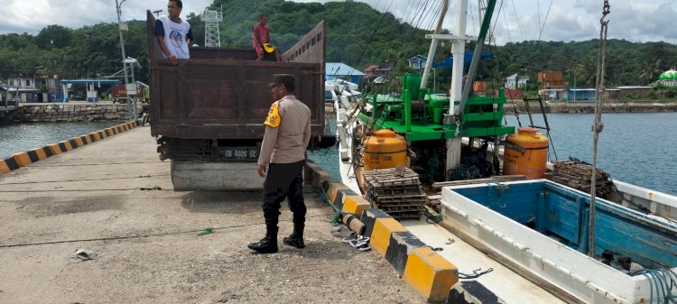 KP3 Laut Pelabuhan Reo Laksanakan Pengamanan Aktivitas Bongkar Muat di Pelabuhan Laut Kelas II Reo