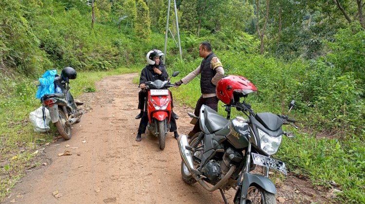 Bhabinkamtibmas Kecamatan Lelak Gelar Patroli Dialogis, Sampaikan Himbauan Kamtibmas