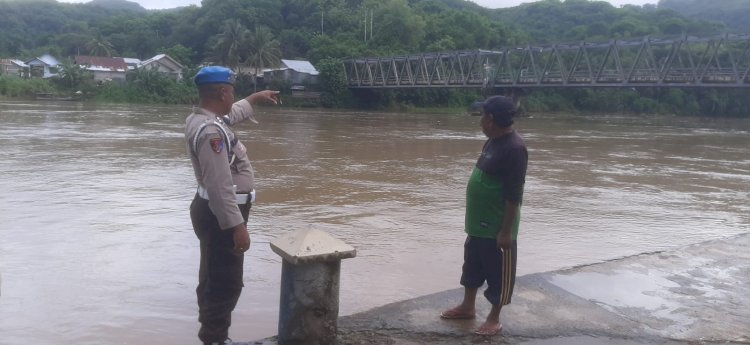 Polsek Reo Pantau Daerah Rawan Banjir di Kecamatan Reok Akibat Curah Hujan Tinggi