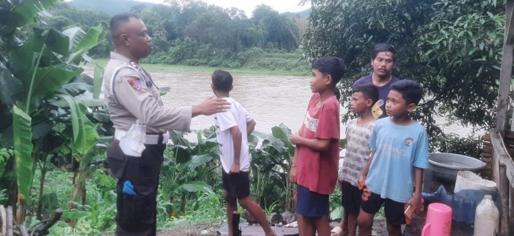 Polsek Reo Pantau Daerah Rawan Banjir di Kecamatan Reok Akibat Curah Hujan Tinggi