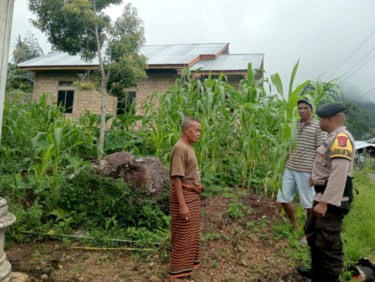 Patroli dan Sambang Bhabinkamtibmas Bripka Theodorus Angkat di Kecamatan Satarmese