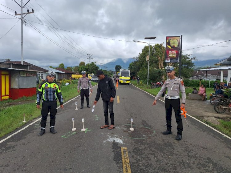 Unit Gakkum Sat. Lantas Polres Manggarai lakukan Olah TKP Kecelakaan Lalu Lintas di Jalan Komodo, Manggarai