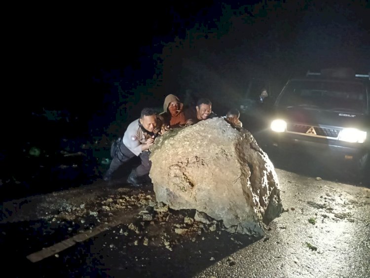 Bhabinkamtibmas Kecamatan Cibal Bersama Warga Bersihkan Material Longsor yang Menghambat Jalur Lalu Lintas Ruteng-Reo