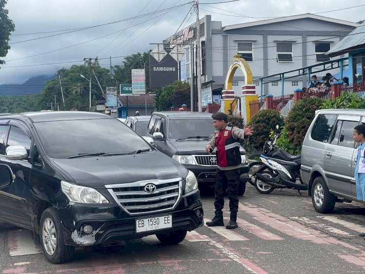 Anggota Samapta Polres Manggarai Gelar Patroli Dalam Kota dan Pengaturan Lalu Lintas