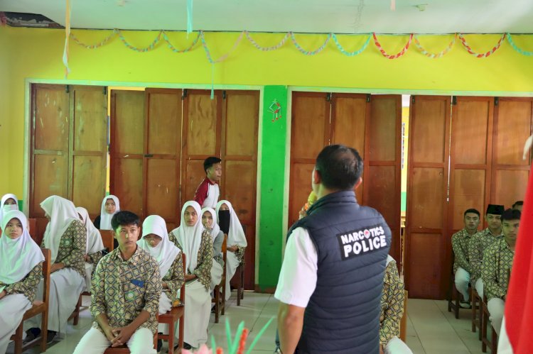 Lindungi Generasi Muda dari Bahaya Narkoba, Kasat Narkoba Polres Manggarai Gelar Sosialisasi  dan Penyuluhan di MAN 2 Ruteng