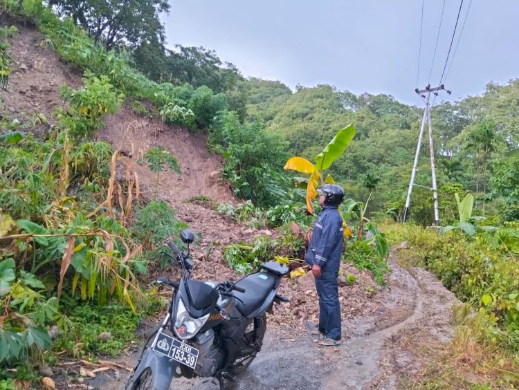 Bhabinkamtibmas Bersama Warga Tangani Longsor di Kecamatan Cibal Barat