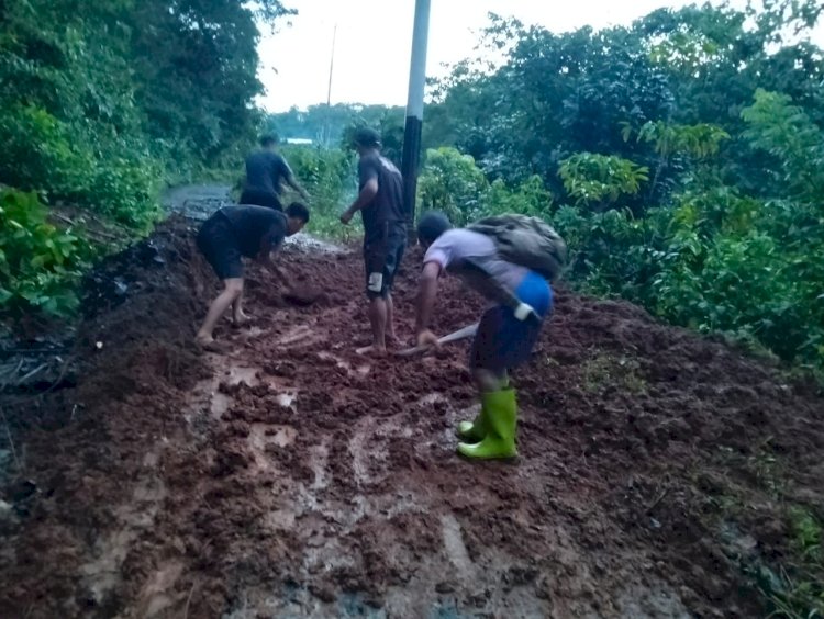 Bhabinkamtibmas Bersama Warga Tangani Longsor di Kecamatan Cibal Barat