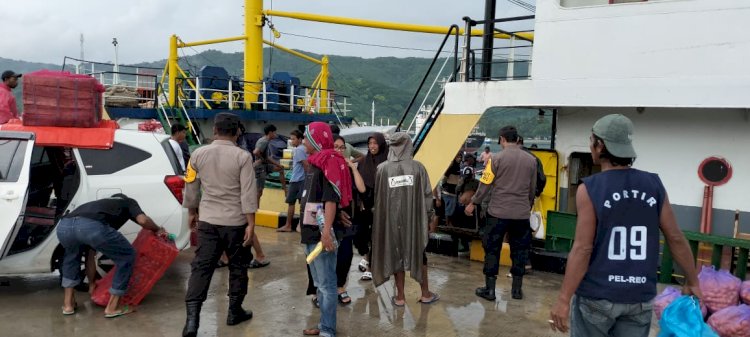 KP3 Laut Pelabuhan Reo Laksanakan Pengamanan Kapal Penumpang di Pelabuhan Laut Reo