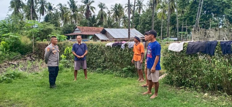 Kapolsek Reo bersama Bhabinkamtibmas Dampingi Petani dalam Program Ketahanan Pangan