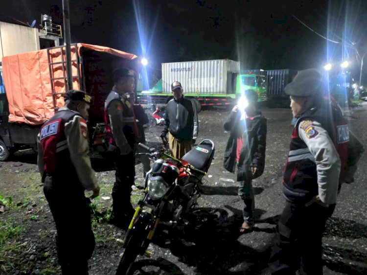 Anggota Samapta Polres Manggarai Laksanakan Patroli Perintis Presisi Pada Malam Hari untuk Menjaga Kamtibmas di Kota Ruteng