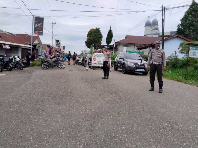 Personel Sat Lantas Polres Manggarai Laksanakan Pamturlalin, Pastikan  Sholat Jumat di Masjid Baiturahman Berjalan Aman dan Nyaman