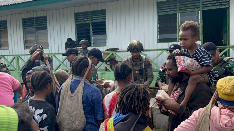 TNI-Polri Gelar Bakti Sosial Kepada Warga Kiwirok