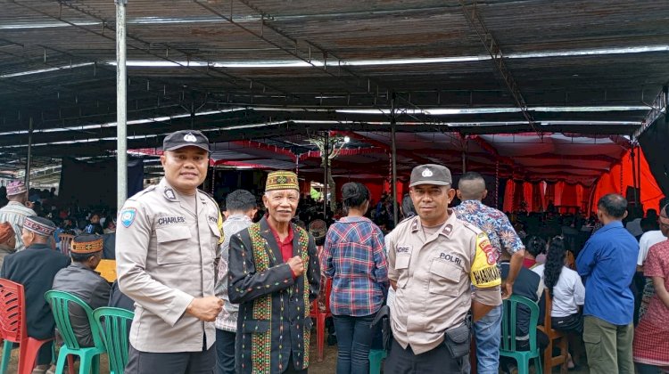 Bhabinkamtibmas Kec. Lelak Amankan Misa Perdana Imam Baru di Kampung Lentang