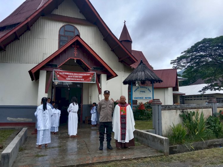 Personil Polsek Cibal Laksanakan Pengamanan Perayaan Misa di Gereja Paroki Kristus Raja Pagal