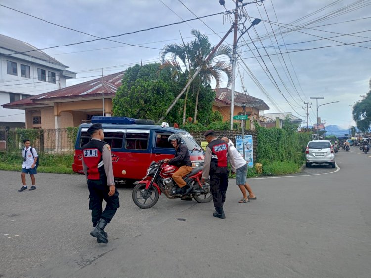 Sat. Samapta Polres Manggarai Laksanakan Patroli Dialogis dan Pengaturan Lalu Lintas di Kota Ruteng